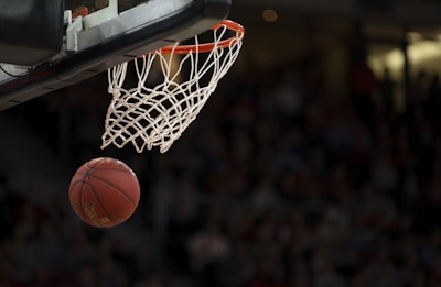 篮球比赛直播画面 - NBA球星扣篮瞬间